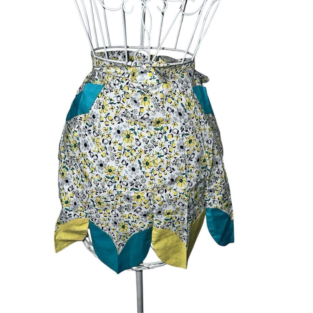 NEW WITH TAGS Womens Half VINTAGE Apron Handmade in an Alluring Retro Style Pock